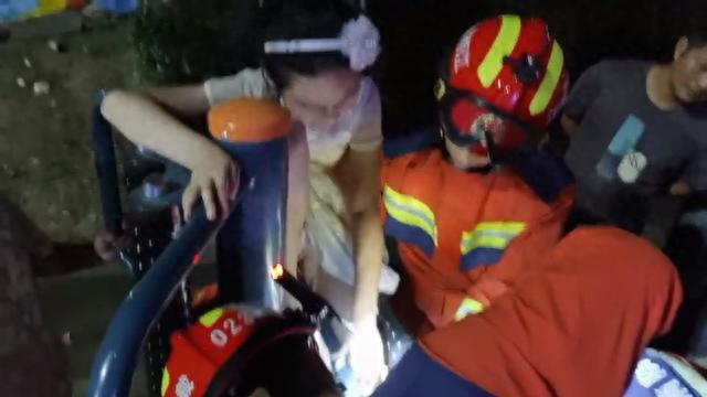 女孩腿卡健身器材“无法自拔”消防员紧急破拆助脱困